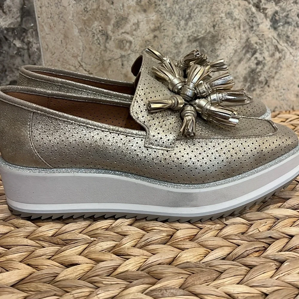 New Johnston & Murphy Gracelyn Tassel Loafer, size 8.5 M. Gold, silver, white. - Picture 4 of 9